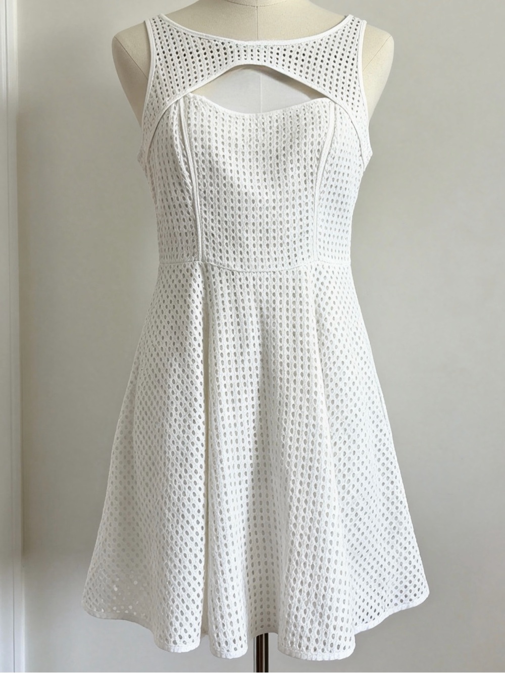 GUESS White Eyelet Sleeveless Fit Mini Dress Cutout Back US Size 6